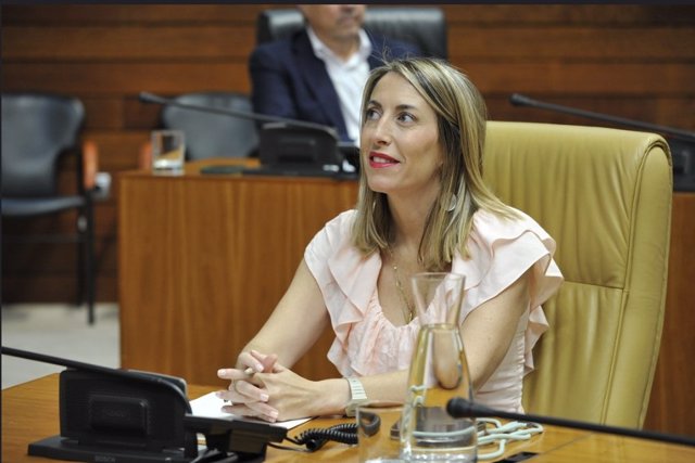 La presidenta de la Junta de Extremadura, María Guardiola, en un pleno de la Asamblea de Extremadura