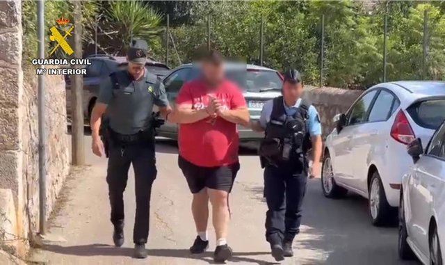 Momento de la detención del presunto autor de los robos en las gasolineras de Bunyola.