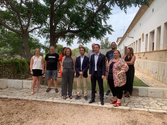 Archivo - El presidente del Consell de Mallorca, Llorenç Galmés, junto a trabajadores del IMAS
