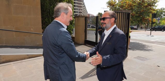 El presidente del Gobierno de Aragón en funciones, Javier Lambán, a su llegada a la Cámara de Comercio.