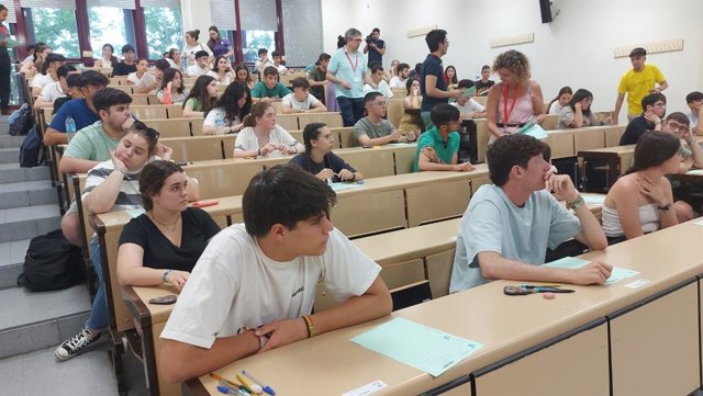 Estudiantes en el primer día de la PEvAU de julio en la Universidad de Sevilla. Imagen de archivo.