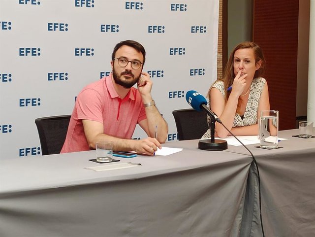 El candidat de la CUP al Congrés per Barcelona, Albert Botran, i la candidata del partit per Girona, Mireia Vehí