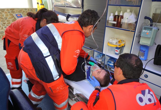 Archivo - Facultativos del 061 atienden a un paciente en una imagen de archivo.