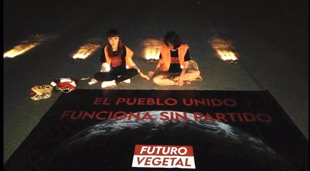 Activistas de Futuro Vegetal acceden a una pista de aterrizaje del aeropuerto Adolfo Suárez-Madrid Barajas.