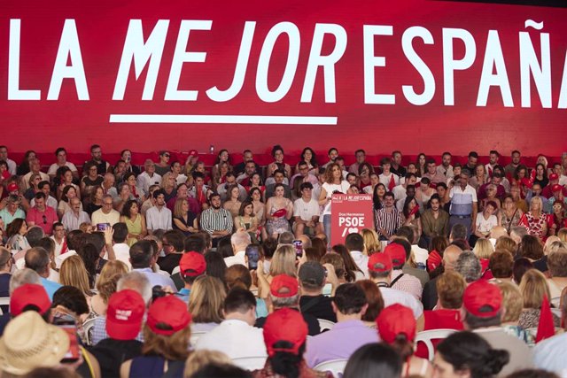 Archivo - La ministra de Hacienda, María Jesús Montero, interviene durante el acto público en la caseta municipal de Dos Hermanas, a 18 de junio de 2023 en Sevilla (Andalucía, España). (Foto de archivo).