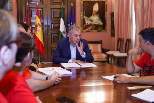 El alcalde de Sevilla, José Luis Sanz, se ha reunido con una representación de la plataforma Barrios Hartos.