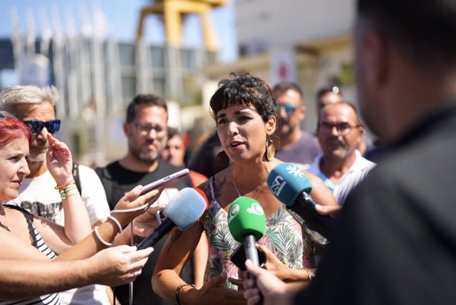 La portavoz de Adelante Andalucía, Teresa Rodríguez, haciendo declaraciones a los periodistas. (Foto de archivo).