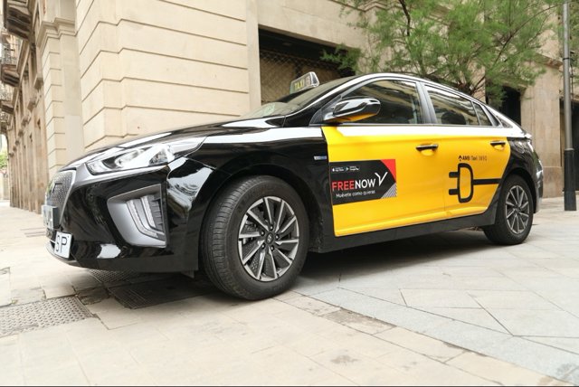 Archivo - Taxi amb l'adhesiu de Free Now