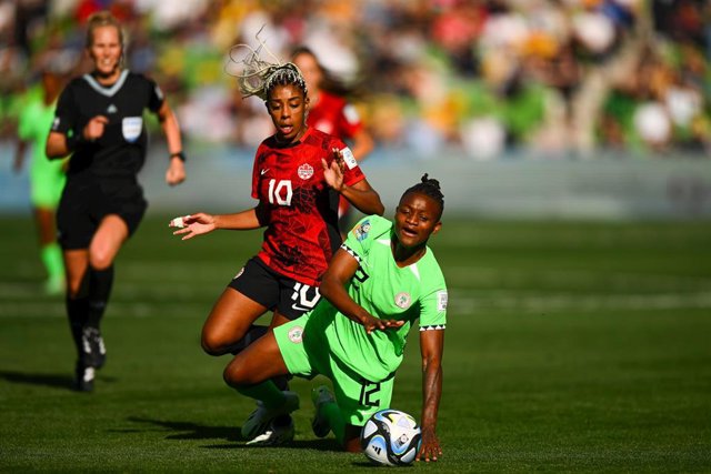 Uchenna Kanu (Nigeria) y  Ashley Lawrence (Canada) disputando un balón durante un partido de la Copa del Mundo Femenina de la FIFA.