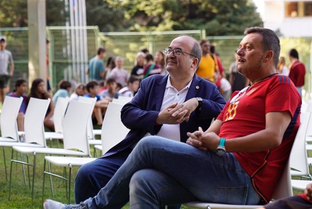 El ministro de Cultura y Deporte, Miquel Iceta, y el presidente del CSD, Víctor Francos, siguieron el debut de España en el Mundial femenino de fútbol en la pantalla gigante instalada en el CSD.