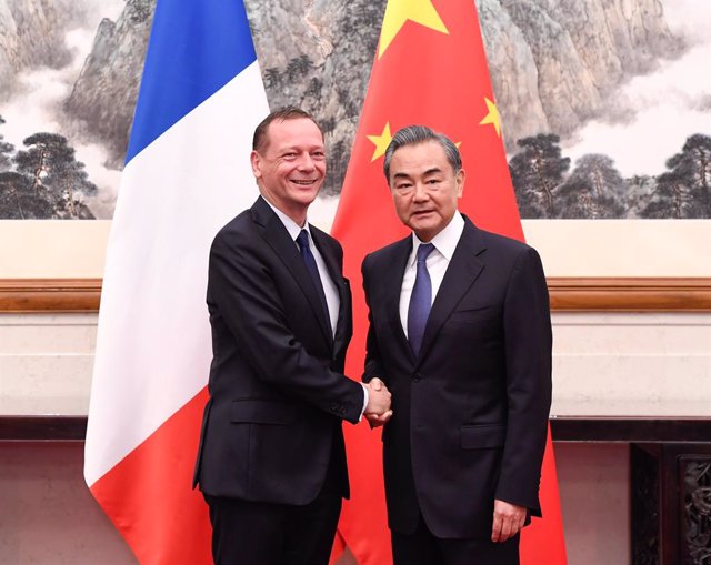 Archivo - Els assessors de política exterior de França i la Xina, Emmanuel Bonne i Wang Yi, respectivament