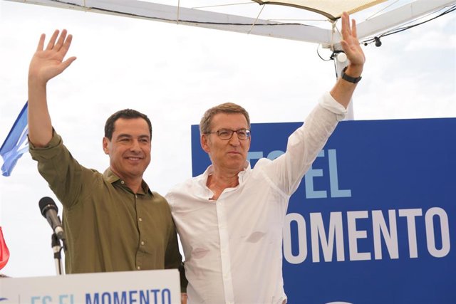 El presidente del PP y candidato a la Presidencia del Gobierno, Alberto Núñez Feijó y el presidente del PP-A y de la Junta de Andalucía, Juanma Moreno,  saludan a los militantes en un acto público de cierre de campaña a 21 de julio del 2023 en Málaga (And