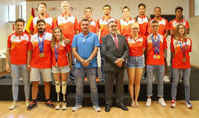 Víctor Francos y Miguel Carballeda con los medallistas del Mundial de Atletismo Paralímpico de 2023