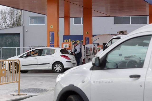 Archivo - Colas de coches en una gasolinera, a 31 de diciembre de 2022, en Lugo, Galicia (España). El Gobierno anunció el pasado martes 27 de diciembre que pondría fin al descuento de 20 céntimos por litro de carburante a finales de año. Es por ello que m