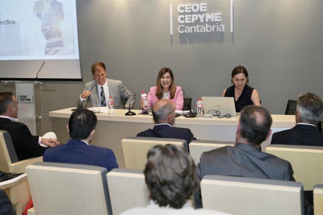 La presidenta regional, María José Sáenz de Buruaga, en la reunión con CEOE