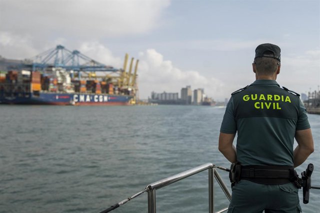 Un agente de la Guardia Civil durante una patrulla marítima.