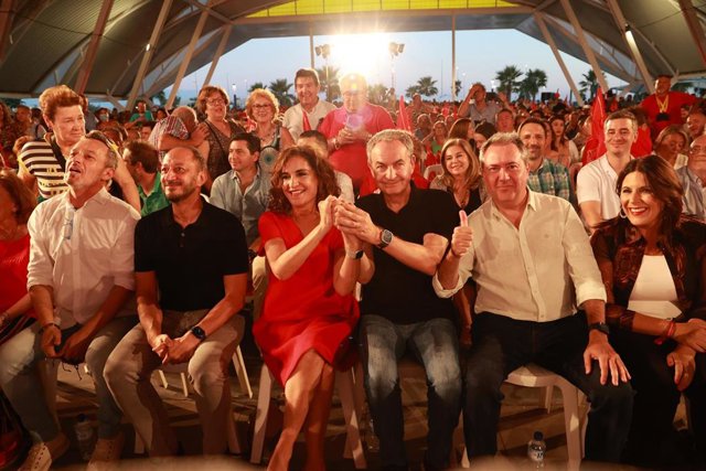 El expresidente del Gobierno José Luis Rodríguez Zapatero (3i); la vicesecretaria general del PSOE y cabeza de lista al Congreso por Sevilla, María Jesús Montero (3i); y el secretario general del PSOE-A, Juan Espadas (12), antes del acto de cierre de camp