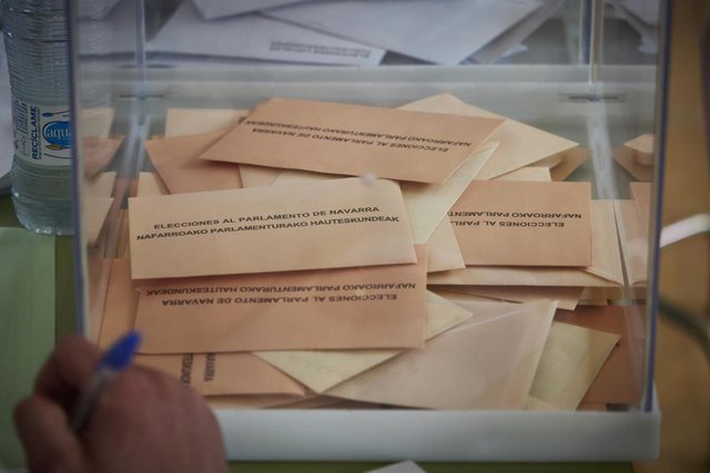 Archivo - Foto de archivo de una urna con votos