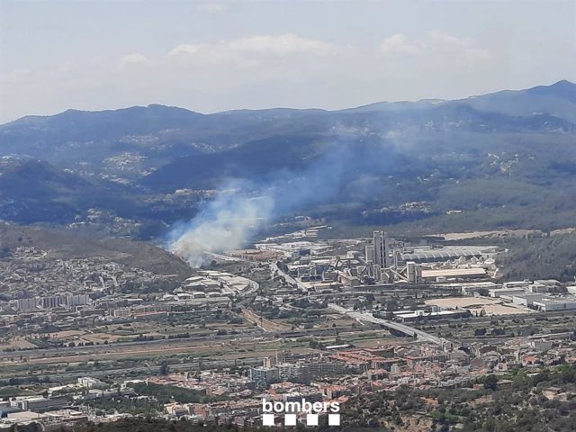 Bombers treballa en un incendi forestal a Sant Vicenç dels Horts (Barcelona) amb 24 dotacions