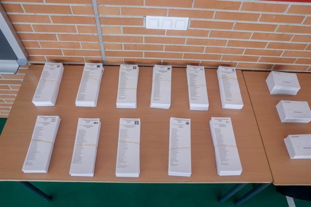 Papeletas electorales de distintos partidos en el CEIP Emperador Carlos V de Getafe que este año actúa como colegio electoral para las elecciones generales 23J, a 22 de julio de 2023, en Getafe, Madrid.