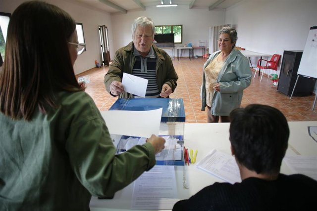 Archivo - Varias personas ejercen su derecho a voto en la mesa electoral del local parroquial de Recelle, en una mesa que agrupa a varias aldeas del entorno, a 28 de mayo de 2023, en Portomarín, O Páramo, Lugo, Galicia.