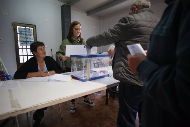 Archivo - Varias personas ejercen su derecho a voto en la mesa electoral del local parroquial de Recelle, en una mesa que agrupa a varias aldeas del entorno, a 28 de mayo de 2023, en Portomarín, O Páramo, Lugo, Galicia.