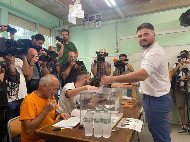 El candidat d'ERC al Congrés per Barcelona, Gabriel Rufián, vota en les eleccions generals del 23 de juliol del 2023