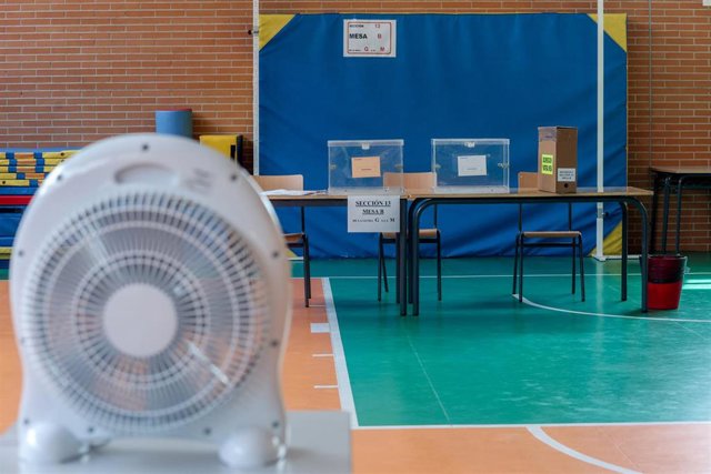 Mesa electoral del CEIP Emperador Carlos V de Getafe que este año actúa como colegio electoral para las elecciones generales 23J, a 22 de julio de 2023, en Getafe, Madrid (España). 