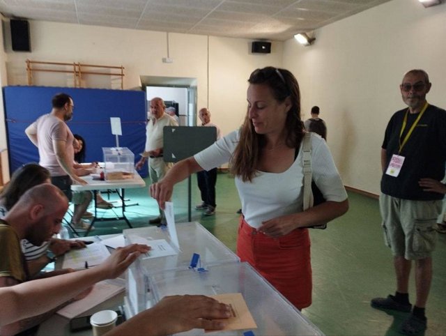 La candidata de la CUP al Congrés per Girona, Mireia Vehí, vota a Figueres (Girona)