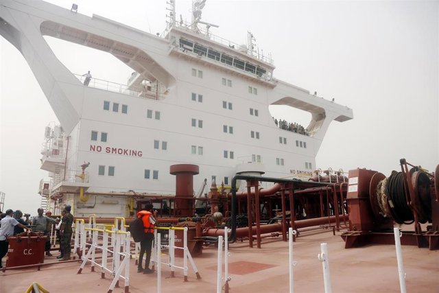 El carguero 'Nautica' de la ONU, que albergará el crudo almacenado en el petrolero 'Safer' en Yemen 