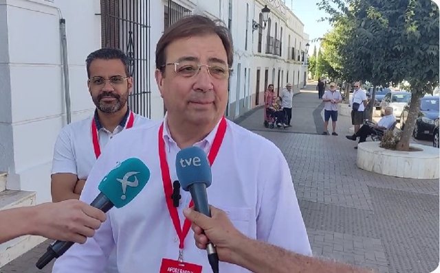 El secretario general del PSOE de Extremadura, Guillermo Fernández Vara, atiende a los medios tras votar en Olivenza