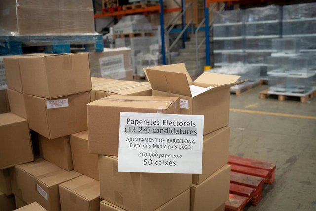 Archivo - Cajas con papeletas electorales para las próximas elecciones municipales del 28 de mayo en los talleres municipales, a 18 de mayo de 2023, en Barcelona, Catalunya (España). Los electores de Barcelona tienen que elegir a los miembros de su Ayunta