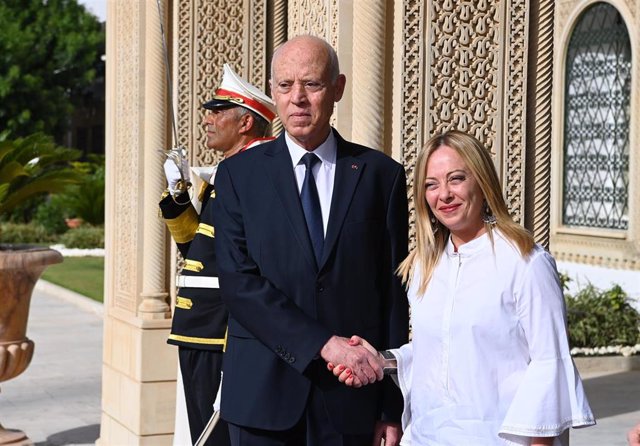 El presidente de Túnez, Kais Saied, y la primera ministra italiana, Giorgia Meloni 