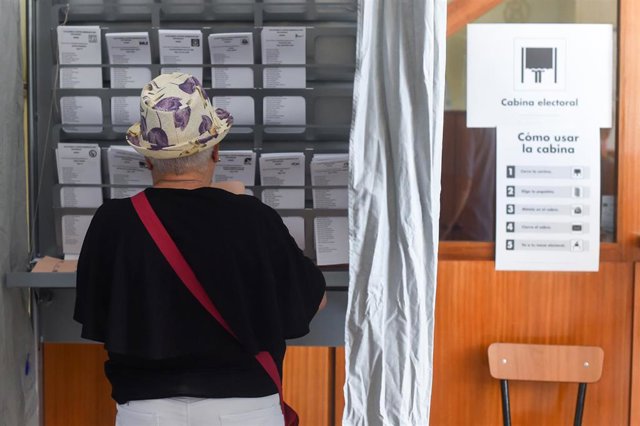 Una persona se prepara para ejercer su derecho a voto durante las elecciones generales, en el Colegio Cristo Rey, a 23 de julio de 2023, en Madrid (España).