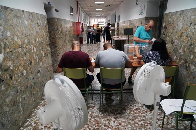 Ventiladores en una mesa electoral donde los ciudadanos ha ido a ejercer su derecho a voto durante las elecciones generales, a 23 de julio de 2023, en Málaga (España). 