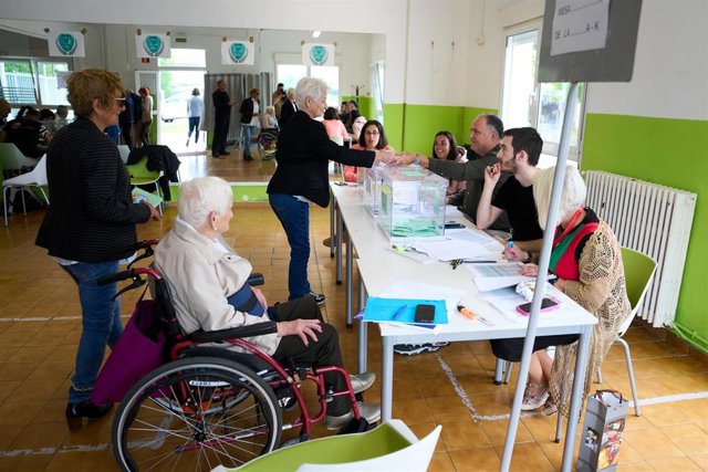 Archivo - Varias personas ejercen su derecho al voto en las elecciones del pasado mayo en Cantabria