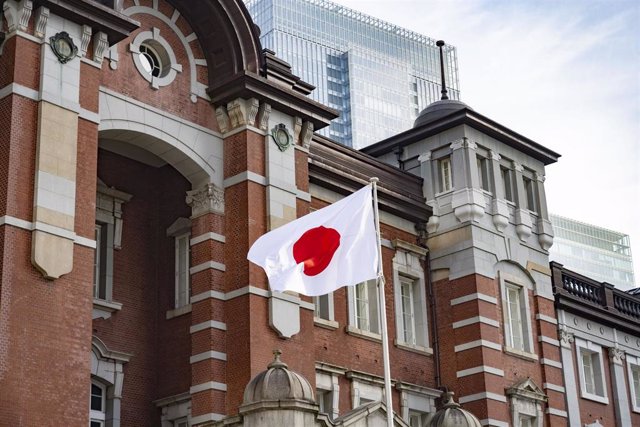 Archivo - Banadera de Japón en la Estación Central de Tokio