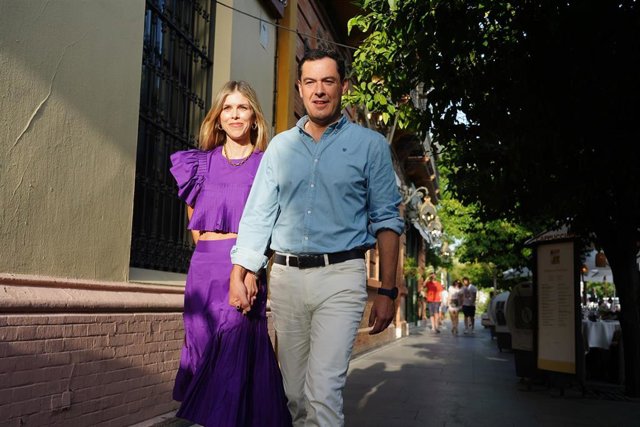 El presidente del PP andaluz y de la Junta, Juanma Moreno, junto a su mujer, Manuela Villena, llegando a la sede del PP-A, este domingo