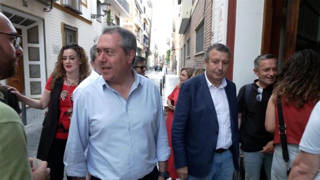 El secretario general del PSOE-A, Juan Espadas, llega a la sede del PSOE-A en Sevilla para seguir la noche electoral del 23J.