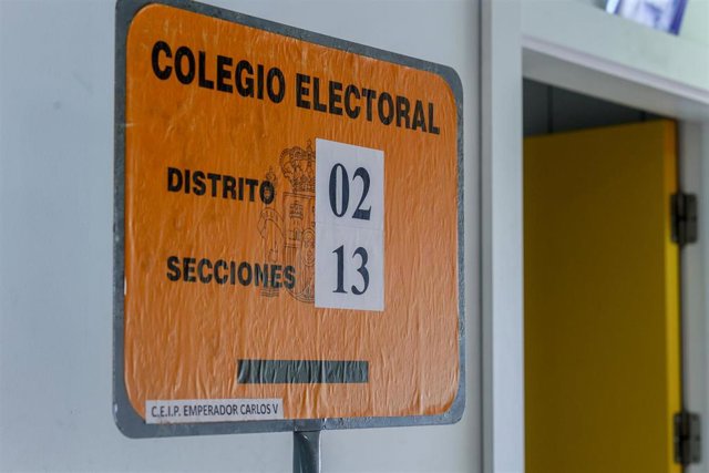Un cartel indicativo en el CEIP Emperador Carlos V de Getafe que este año actúa como colegio electoral para las elecciones generales 23J, a 22 de julio de 2023, en Getafe, Madrid (España). Los españoles están llamados a las urnas mañana, 23 de julio, para