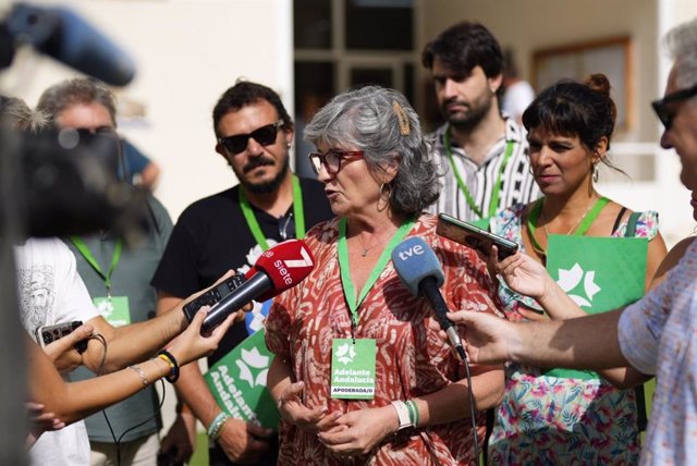 Pilar González y Teresa Rodríguez (Adelante Andalucía) atienden a los medios.