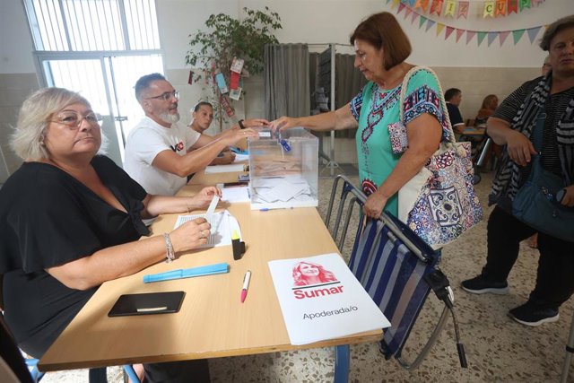 Varias personas  con ropa de baño y utensilios de playa ejercen su derecho a voto durante las elecciones generales, en el Colegio La Caleta, a 23 de julio de 2023, en Cádiz (Andalucía, España). 