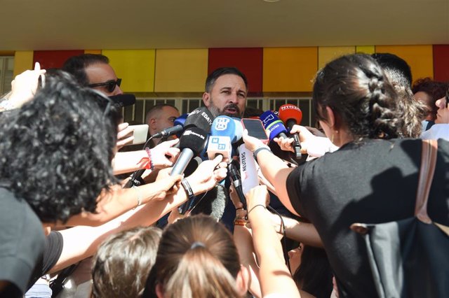 El candidato de Vox a la Presidencia del Gobierno de España, Santiago Abascal, durante el seguimiento de la jornada electoral de los comicios.