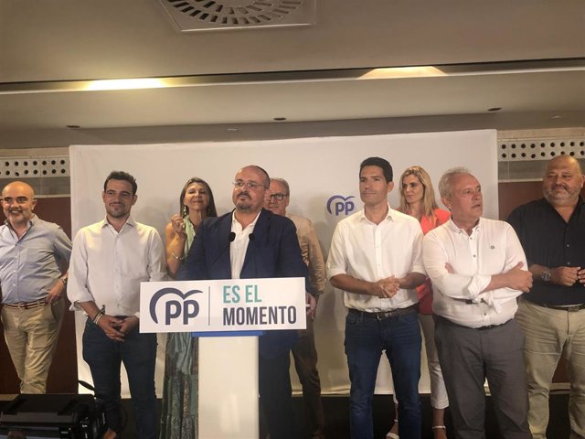 El presidente del PP de Catalunya, Alejandro Fernández, el candidato al Congreso por Barcelona, Nacho Martín Blanco, el presidente del PP de Barcelona, Manu Reyes, y otros dirigentes del PP