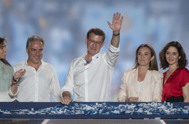 (I-D) El coordinador general del PP nacional, Elías Bendodo,, el candidato del PP a la Presidencia del Gobierno de España, Alberto Núñez Feijóo, la secretaria general del Partido Popular, Cuca Gamarra, y la presidenta de la Comunidad de Madrid, Isabel Día