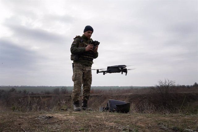 Archivo - Un soldado del Ejército de Ucrania operando un dron