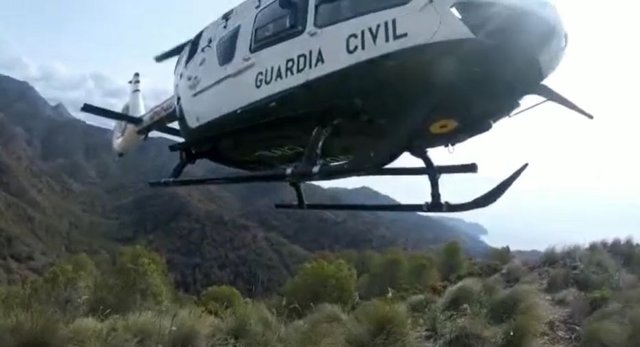 Archivo - Helicóptero de la Guardia Civil durante el rescate de un senderista en una imagen de archivo