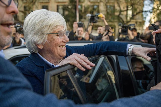 Archivo - La exconsellera de Educación de la Generalitat Clara Ponsatí es detenida a su salida de la rueda de prensa que ha dado tras cruzar la frontera en la plaza Catalunya de Barcelona, a 28 de marzo de 2023, en Barcelona, Cataluña (España). Un mosso d
