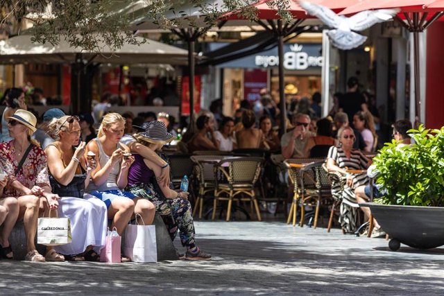 Unas chicas comen helado, a 15 de julio de 2023, en Palma, Mallorca, Baleares (España). 