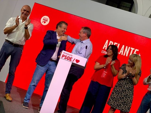 El secretario general del PSOE andaluz, Juan Espadas, celebra los resultados del 23J con el secretario general de los socialistas sevillanos, Javier Fernández, en la sede de San Vicente, en Sevilla capital.